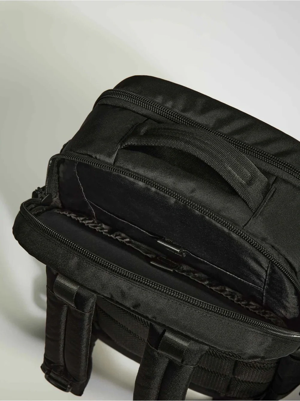 Antler Discovery 28L Backpack with Green Bungee
